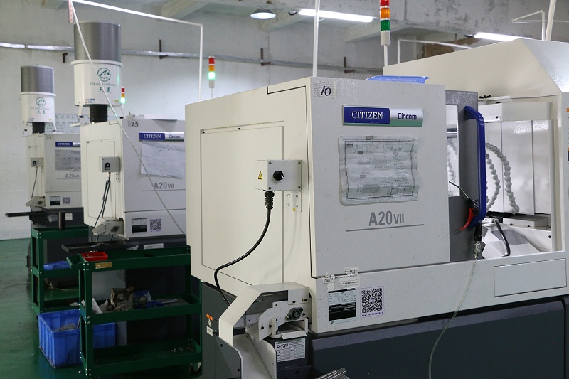 CNC加工中心和CNC車床加工都屬于CNC機床。它們的加工性能高于普通機床。優(yōu)點是自動化程度高。車床稱為CNC車床，配備CNC系統(tǒng)的銑床稱為CNC銑床，刀庫安裝在CNC銑床上，則稱為加工中心。
